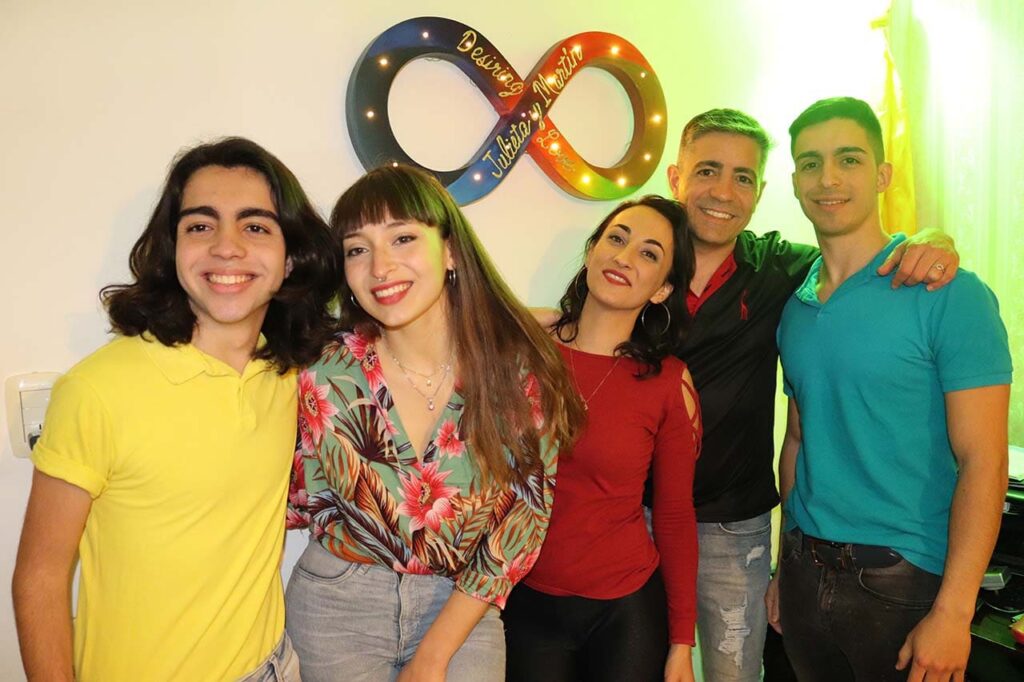 Foto de moi familia (de izq a derecha): Lautaro mi hijo, Aldana mi nuera, Julieta mi esposa, yo, Franco mi hijo.